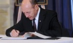 Basescu semnand